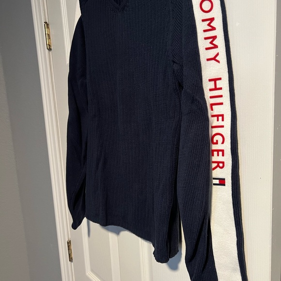 Tommy Hilfiger Navy sweater with white and minor red details. Size L. - Picture 2 of 9
